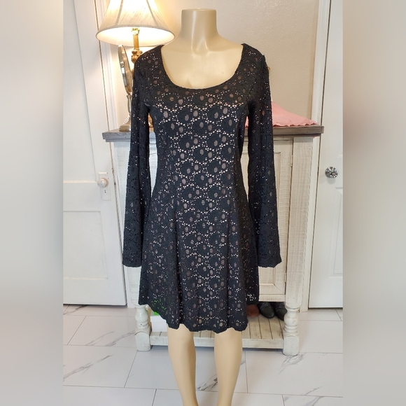 Alya Black Long Sleeve Lace Dress - Picture 2 of 10